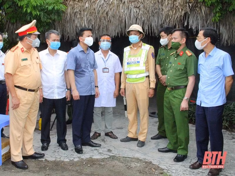 Ủy viên TƯ Đảng, Bí thư Tỉnh ủy, Chủ tịch HĐND tỉnh Thanh Hóa Đỗ Trọng Hưng (thứ 3 trái qua) kiểm tra công tác phòng chống dịch Covid-19 tại thị xã Nghi Sơn