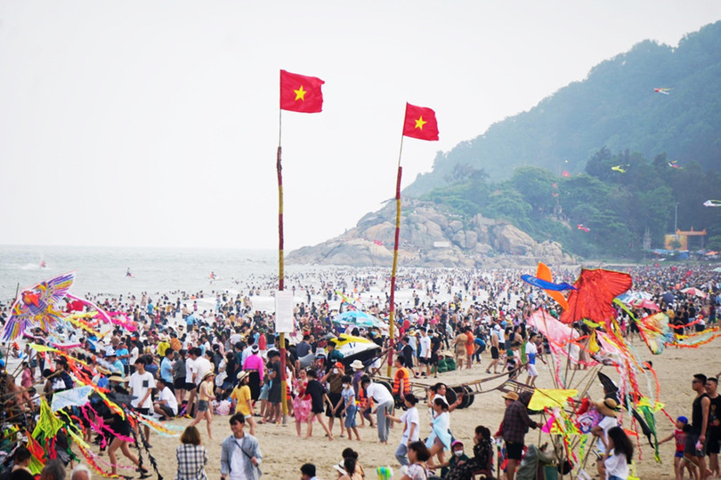 Bãi biển Sầm Sơn chiều muộn ngày 23.4