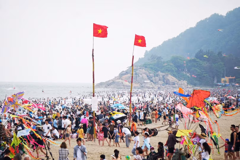 Bãi biển Sầm Sơn chiều muộn ngày 23.4