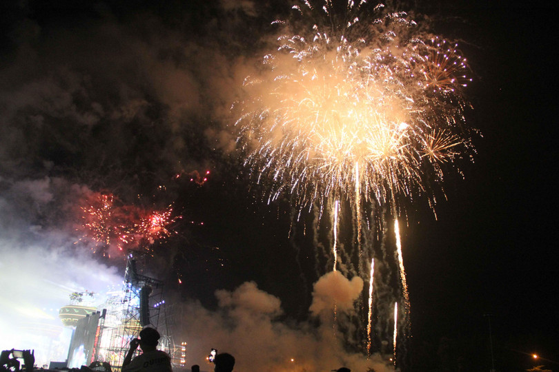 Màn pháo hoa rực rỡ bên bờ biển Sầm Sơn