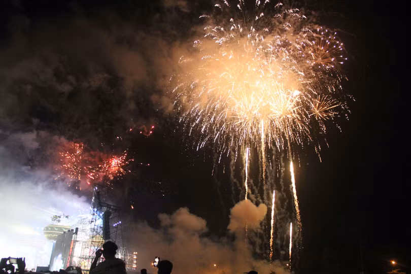 Màn pháo hoa rực rỡ bên bờ biển Sầm Sơn