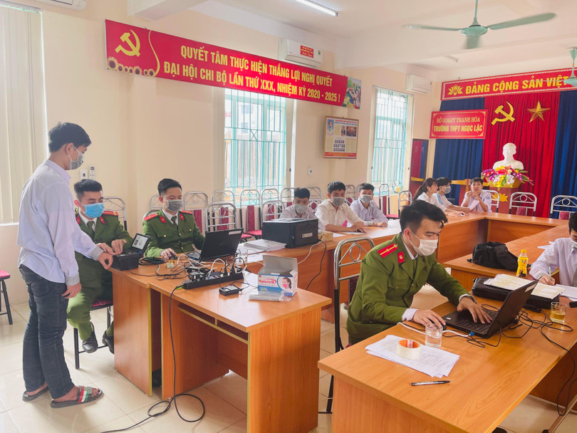 Công dân đến làm thẻ căn cước công dân gắn chíp điện tử