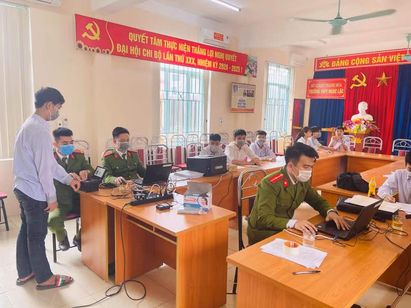 Công dân đến làm thẻ căn cước công dân gắn chíp điện tử