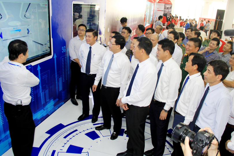 Các đại biểu tham quan triểm lãm