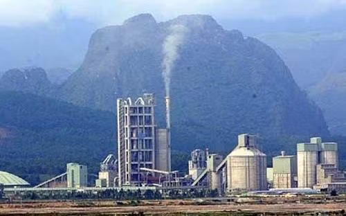  Nhà máy xi măng Nghi Sơn công suất 4 triệu tấn/năm xây dựng năm 1997- Dự án đầu tiên tại Khu kinh tế Nghi Sơn 