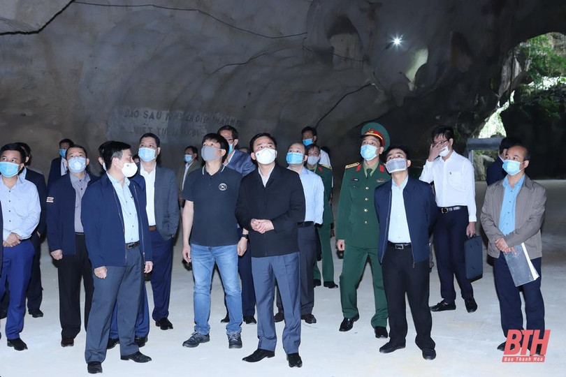 Ông Đỗ Trọng Hưng thăm Di tích lịch sử Lò cao kháng chiến Hải Vân trong VQG Bến En (Ảnh: BTH)