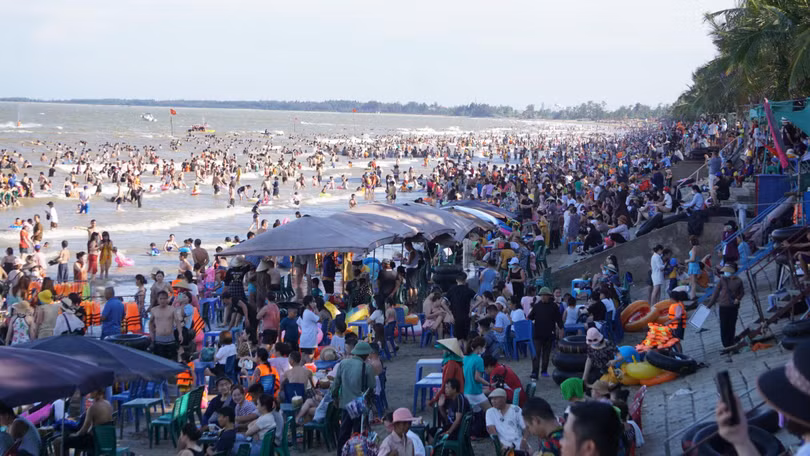  Du lịch biển Thanh Hóa thường quá tải vào những ngày hè
