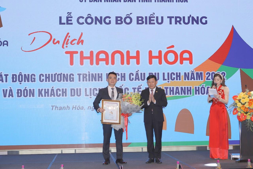 Hạ sĩ Nguyễn Huy Mẫn tác giả biểu trưng du lịch Thanh Hóa nhận giải thưởng