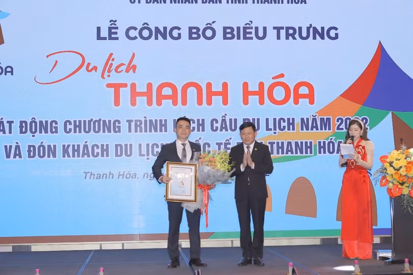Hạ sĩ Nguyễn Huy Mẫn tác giả biểu trưng du lịch Thanh Hóa nhận giải thưởng
