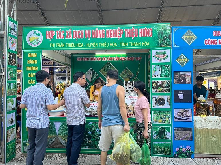 Người dân chọn mua những sản phẩm tại hội chợ