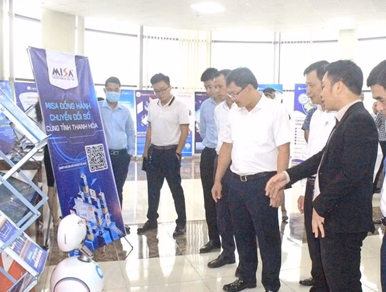 Phó chủ tịch tỉnh Thanh Hóa Mai Xuân Liêm tham quan gian trưng bày CĐS Phó chủ tịch tỉnh Thanh Hóa Mai Xuân Liêm tham quan gian trưng bày CĐS