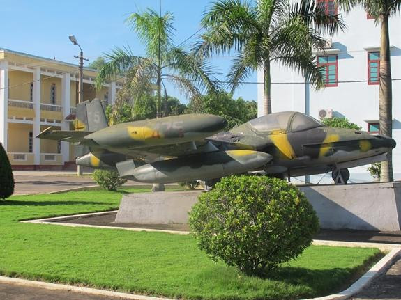 Một trong 5 máy bay A37 " phi đội quyết thắng" ném bom Sân bay Tân Sơn Nhất hiện được trưng bày tại Căn cứ không quân chiến lược Sao Vàng
