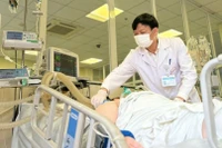 Cấp cứu cho bệnh nhân béo phì, bị xuất huyết não ở BV bệnh nhiệt đới Trung ương