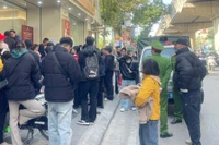 Cảnh chen lấn, xô đẩy khi mua vàng ở Hà Nội