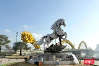 Linh vật “Kim Mã 4.0” trên đường hoa xuân Đà Nẵng Tết Bính Ngọ 2026