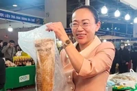 Livestream bán hải sản, Bí thư đặc khu Cô Tô giúp bà con bán hàng mỏi tay