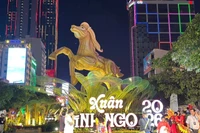 Linh vật ngựa Thánh Gióng bay về trời. Ảnh: Diệu Huyền