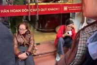 Xếp hàng mua vàng đến kiệt sức, nhiều người không bỏ cuộc khi giá lập đỉnh