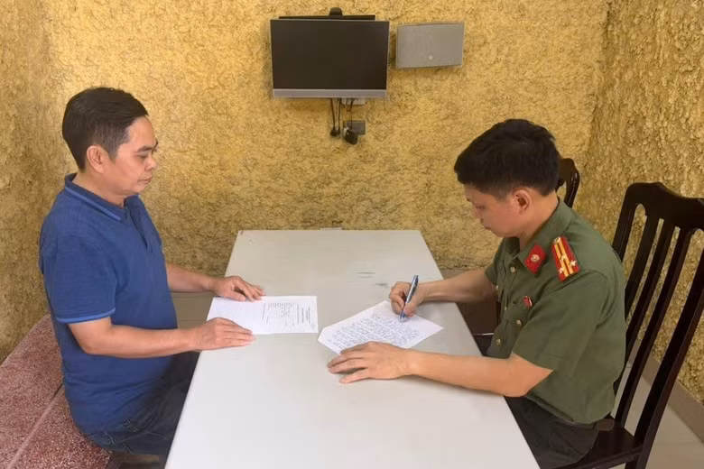 Đào Bá Đoàn tại cơ quan công an. Ảnh: Công an Hà Nội.