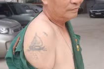 Trần Côn Sơn (phải) và Nguyễn Văn Hồng, hai người may mắn sống sót trong trận đánh ngày 12/7/1984. Ảnh: Thu Thủy.