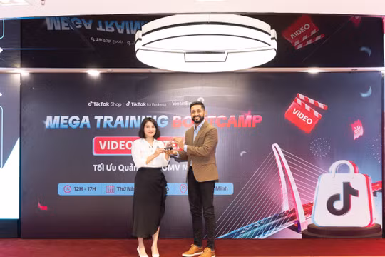 Đại diện VietinBank nhận kỷ niệm chương từ TikTokShop