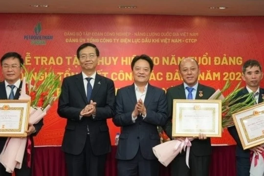 PV Power tổ chức Lễ trao Huy hiệu 30 năm tuổi Đảng cho các đảng viên