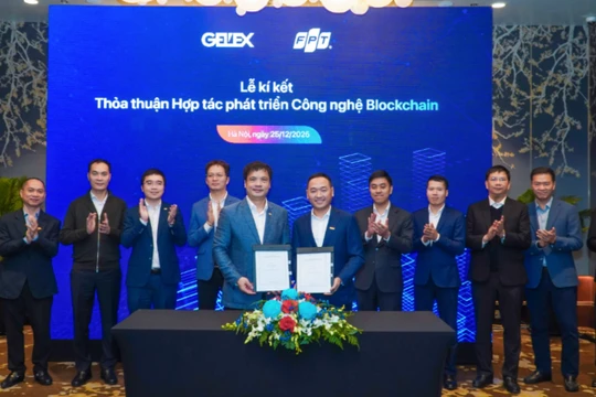 Đại diện lãnh đạo FPT và GELEX ký kết thỏa thuận hợp tác phát triển công nghệ blockchain