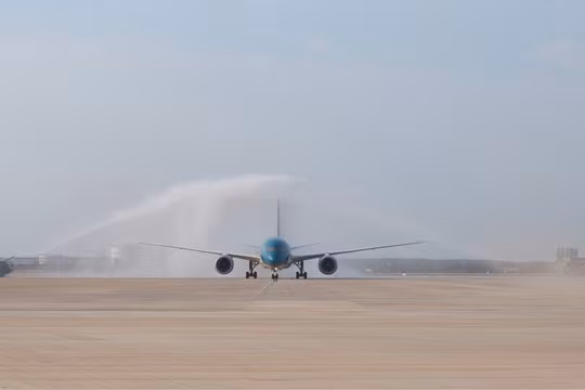 Chuyến bay mang số hiệu VN5001 được chào đón bằng nghi thức phun vòi rồng