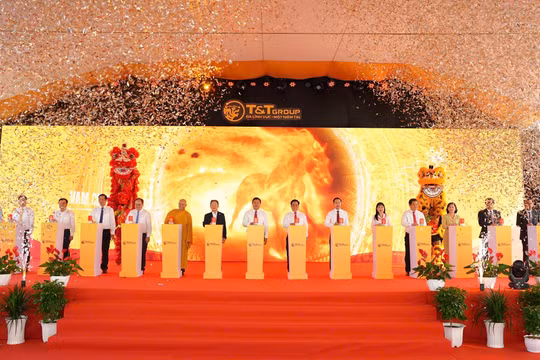 Các đại biểu ấn nút khởi công KCN Vàm Cống