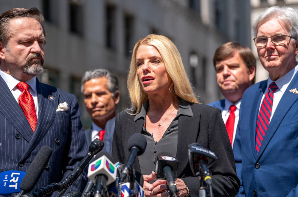 Pam Bondi, người được ông Trump chọn làm Bộ trưởng Tư pháp Mỹ, là ai? | TẠP  CHÍ ĐIỆN TỬ VIETTIMES