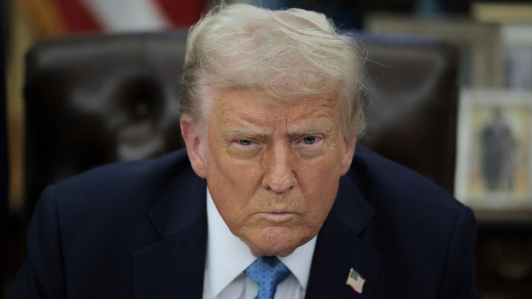 Ông Trump đăng ảnh chế, dọa "chiến tranh" với Chicago | VIETTIMES