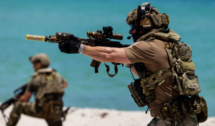 Lực lượng đặc nhiệm Lục quân Mỹ tiến hành cuộc trình diễn tấn công đổ bộ đường biển. Ảnh: MW.