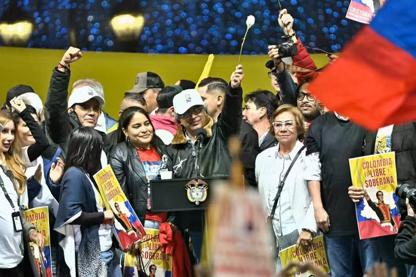 Tổng thống Colombia Gustavo Petro tại một cuộc mít tinh ủng hộ chủ quyền quốc gia, ở Quảng trường Bolivar tại Bogota hôm 7/1. Ảnh: AFP.