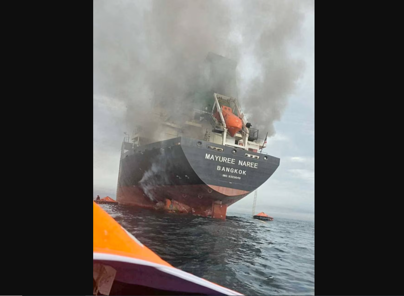 Tàu chở hàng Mayuree Naree mang cờ Thái Lan chìm trong khói đen tại eo biển Hormuz. Ảnh: Reuters.