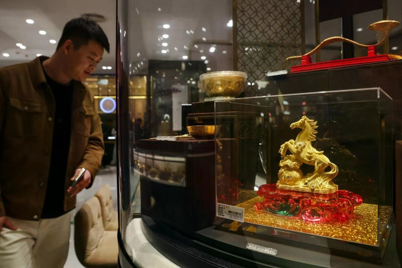 Các vật phẩm trang trí làm bằng vàng được trưng bày tại một cửa hàng trang sức ở Bắc Kinh vào ngày 28/1. Ảnh: EPA.