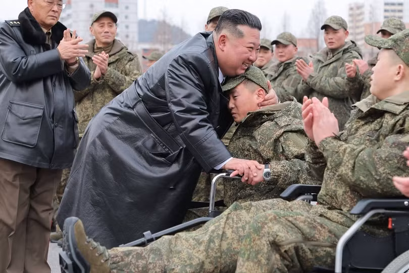 Trong bức ảnh được công bố hôm 13/12, nhà lãnh đạo Triều Tiên Kim Jong-un ôm một binh sĩ thuộc Trung đoàn Công binh 528 của Quân đội Nhân dân Triều Tiên. Ảnh: AFP.