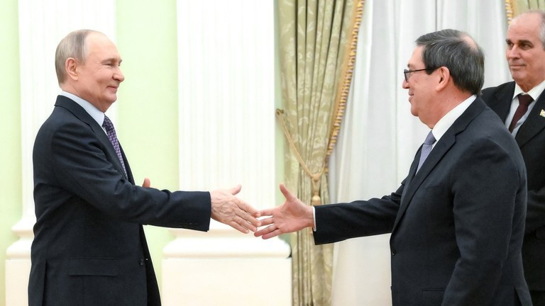 Tổng thống Nga Vladimir Putin gặp gỡ Ngoại trưởng Cuba Bruno Rodriguez Parrilla tại Điện Kremlin hôm 18/2. Ảnh: Sputnik.