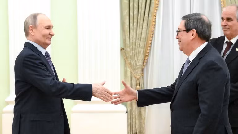 Tổng thống Nga Vladimir Putin gặp gỡ Ngoại trưởng Cuba Bruno Rodriguez Parrilla tại Điện Kremlin hôm 18/2. Ảnh: Sputnik.