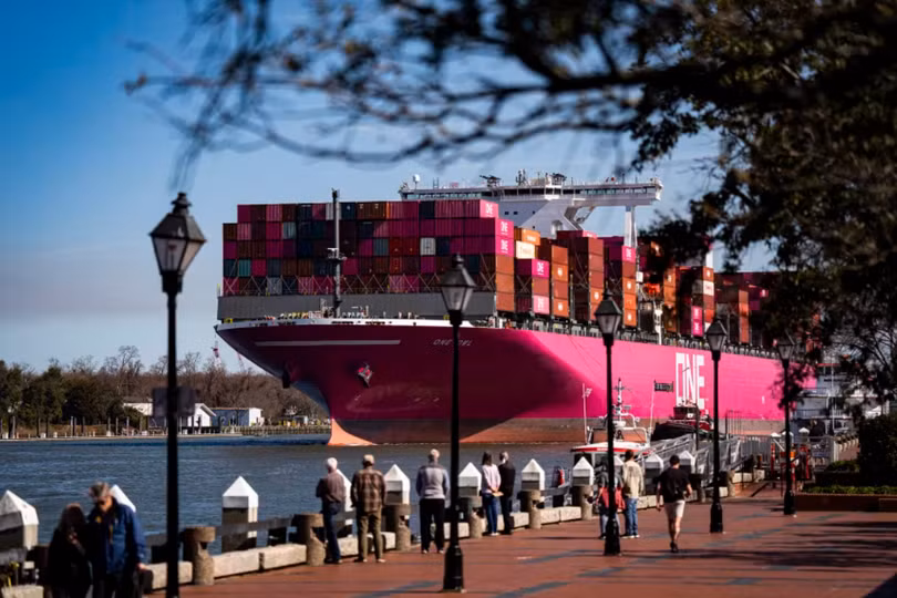 Tàu container Ocean Network Express, có nguồn gốc từ Nhật Bản, đang neo đậu trên sông Savannah ở Savannah, Georgia, Mỹ ngày 12/2. Ảnh: Getty.