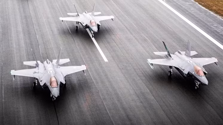 my-ban-giao-f-35-khong-co-radar-vi-cham-tien-do-gan-300-tiem-kich-co-nguy-co-thieu-mat-than-2.jpg.avif