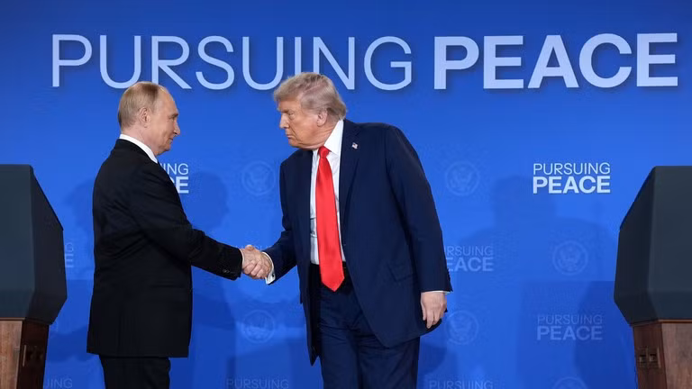 Tổng thống Mỹ Donald Trump tiếp đón Tổng thống Nga Vladimir Putin tại căn cứ liên hợp Elmendorf-Richardson ở Anchorage, Alaska vào ngày 15/8/2025. Ảnh: Getty.