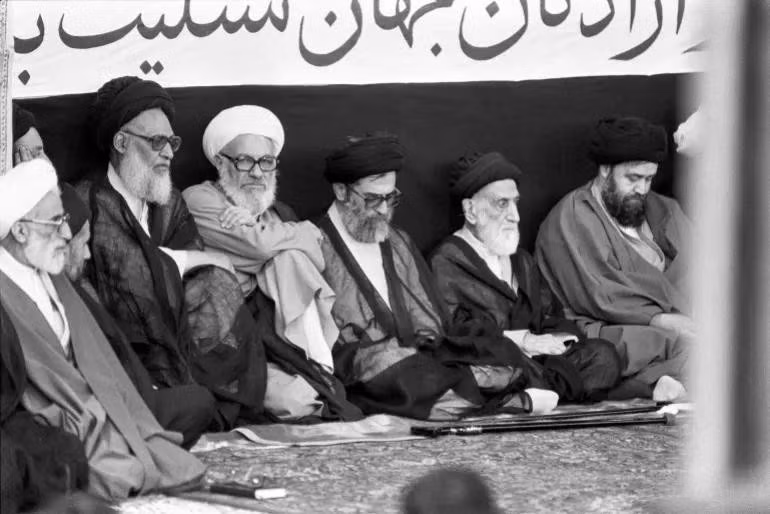 ayatollah-ali-khamenei-tu-giao-si-tre-bi-luu-day-den-kien-truc-su-truc-khang-chien-cua-iran-2.jpg