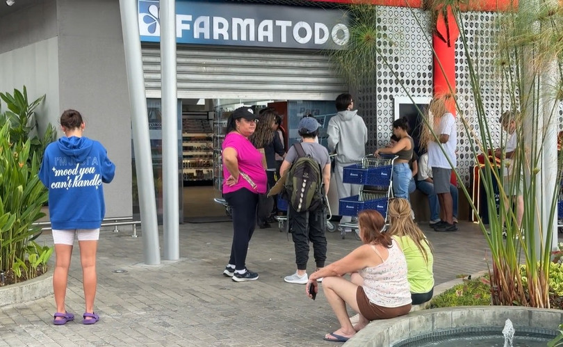 Người dân xếp hàng tại một cửa hiệu thuốc còn đang mở cửa ở Caracas, Veneuela. Ảnh: RT.