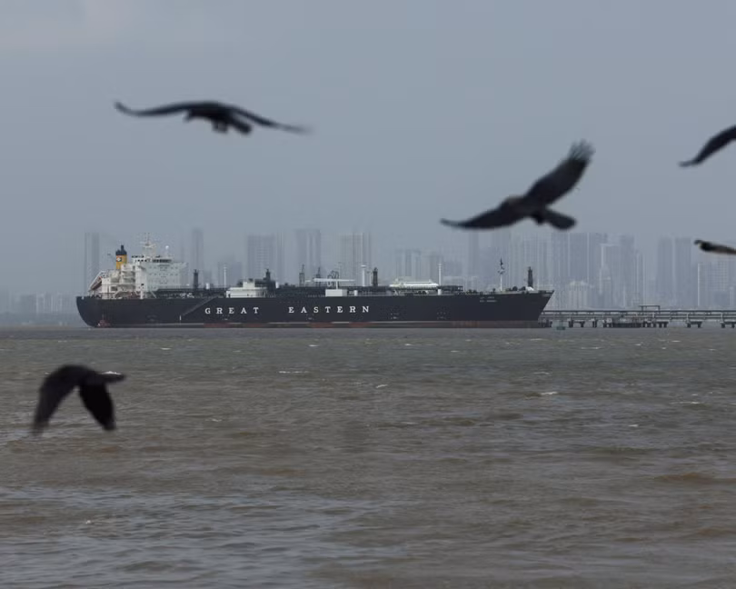 Tàu Jag Vasant vận chuyển khí dầu mỏ hóa lỏng sau khi đi qua eo biển Hormuz. Ảnh: Reuters.