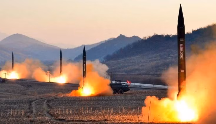 Tên lửa đạn đạo tầm trung Hwasong-7 của Triều Tiên được phóng thử nghiệm. Ảnh: MW.