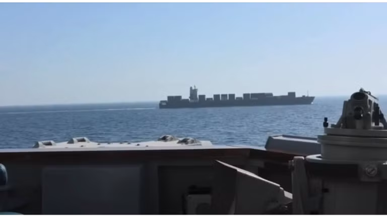 Ảnh chụp màn hình từ một video cho thấy tàu khu trục USS Spruance của Mỹ bắn vào tàu chở hàng Touska mang cờ Iran ở Vịnh Oman vào ngày 19/4. Ảnh: CENTCOM.