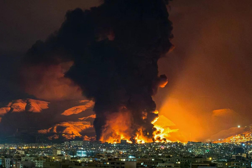 Khói và lửa bốc lên tại hiện trường vụ không kích vào một kho chứa dầu ở Tehran, thủ đô của Iran ngày 7/3. Ảnh: TNS.