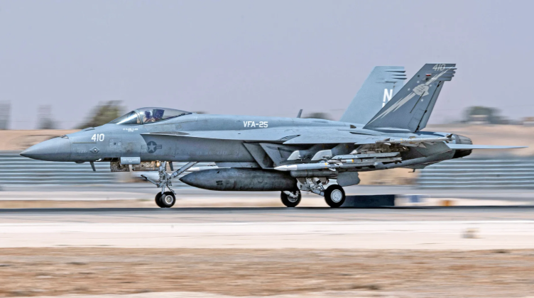 Máy bay F-18E Super Hornet của Hải quân Mỹ tại Căn cứ Không quân Muwaffaq Salti, Jordan, thuộc Phi đội Chiến đấu Cơ 25. Ảnh: MW.