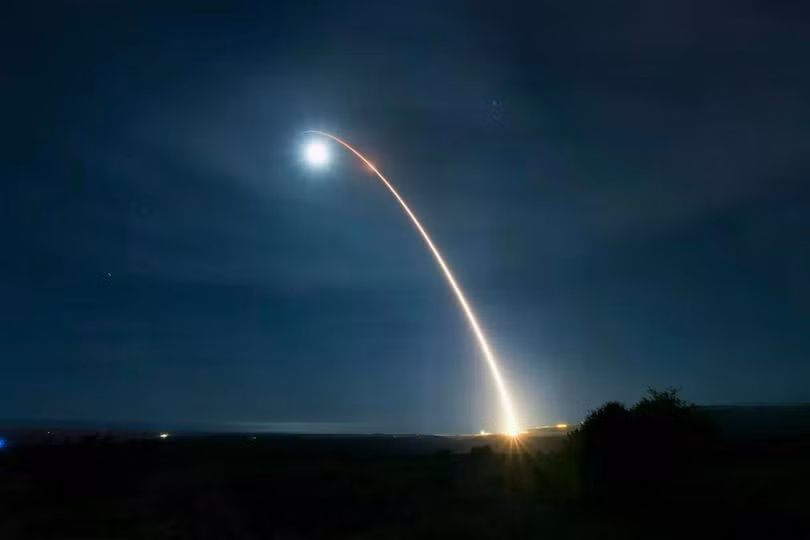 Một tên lửa đạn đạo liên lục địa Minuteman III không mang đầu đạn được phóng đi trong một cuộc thử nghiệm phát triển tại Căn cứ Không quân Vandenberg, California, vào ngày 5/2. Ảnh: AFP.
