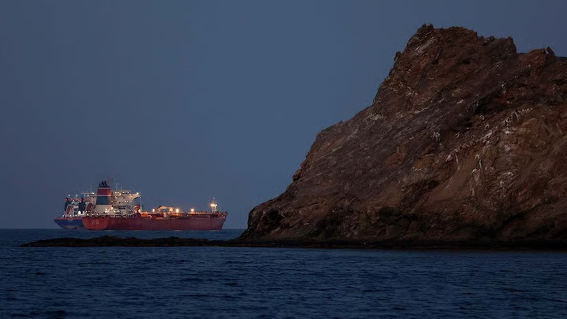 Một con tàu chở hàng di chuyển qua eo biển Hormuz. Ảnh: Reuters.